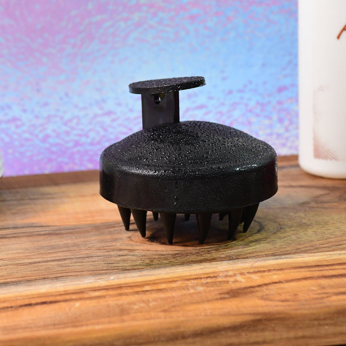 Round ergonomic shape of the scalp massager brush